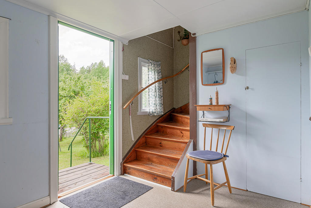 Rejäl hall med riktig trapp upp