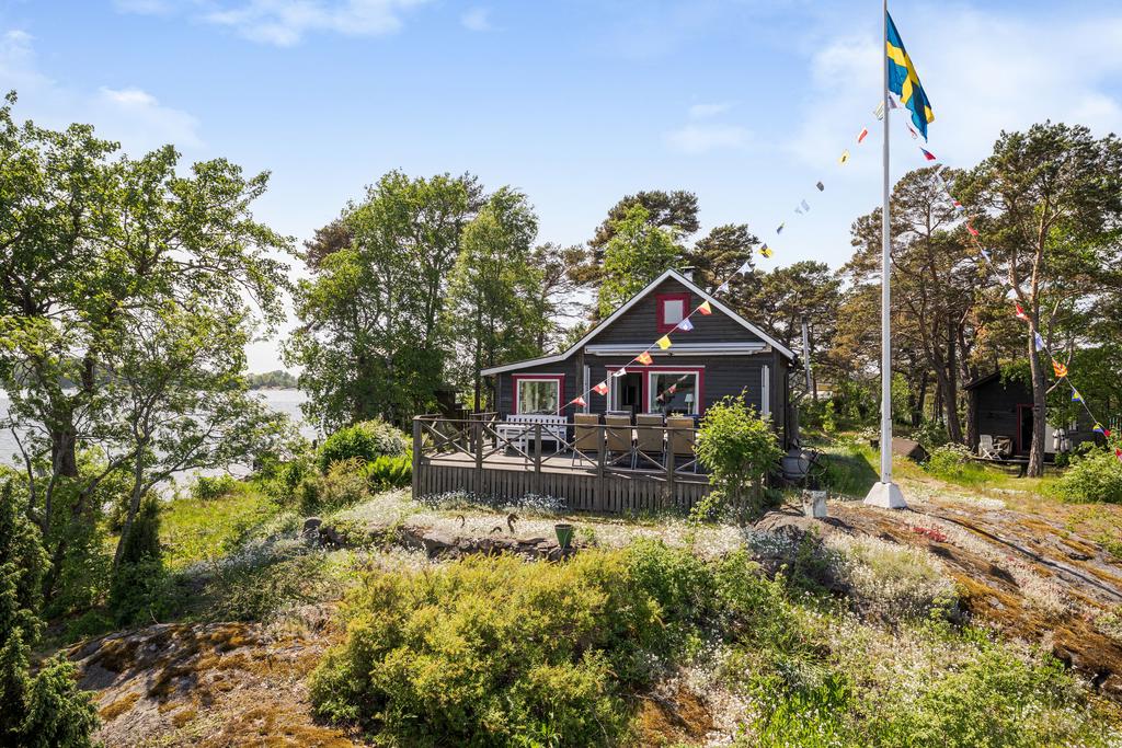 Huvudhuset med stora altandäcket och fantastisk utsikt