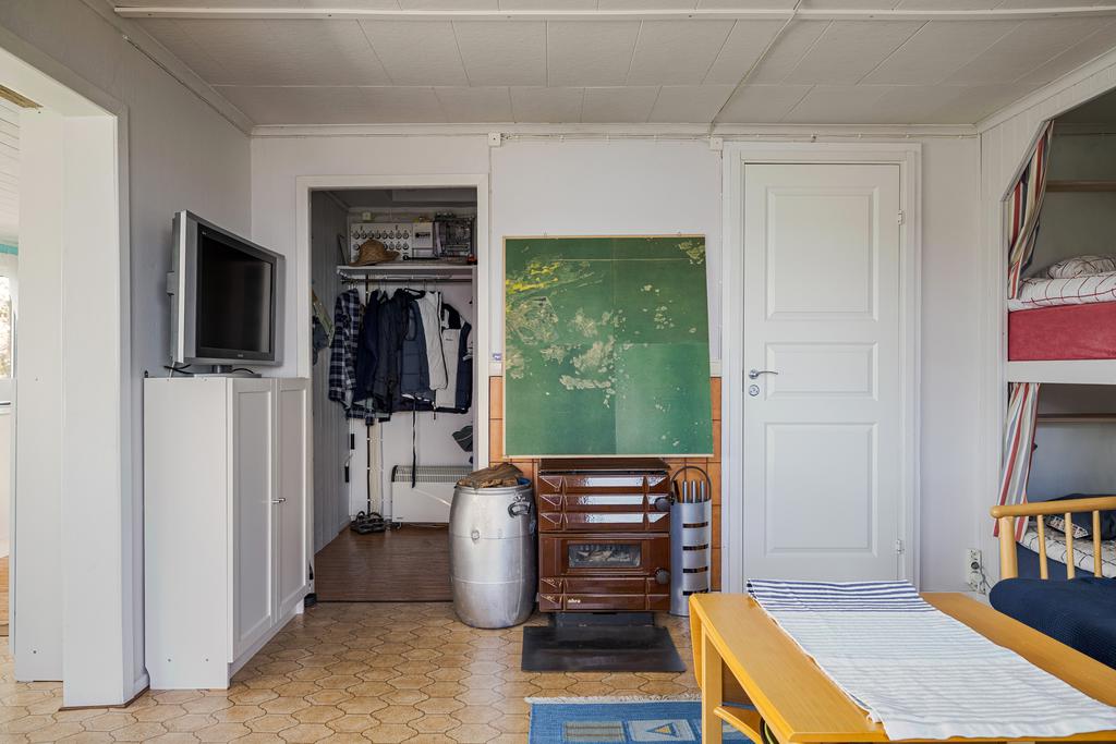 Till vänster i bild skymtar man klädkammaren. Här finns också trappa till loftet. Till höger dörr till badrum