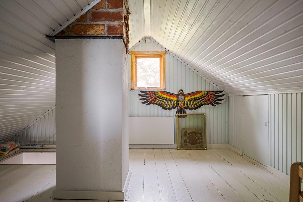 Öppningsbara fönster på vardera gavelsida.