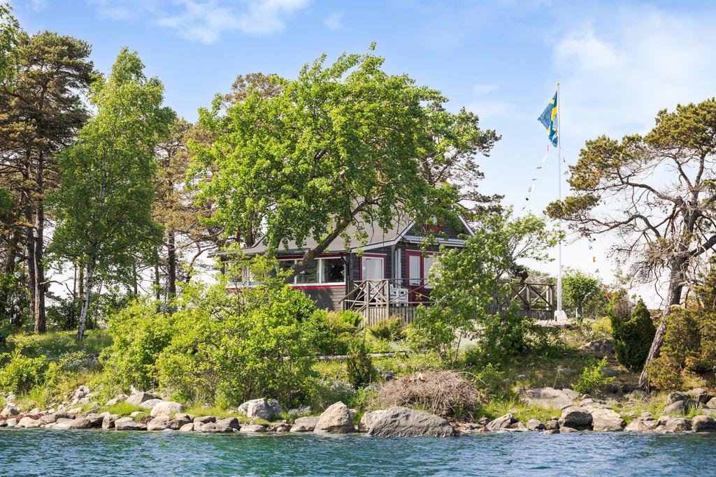 Huvudbyggnaden sett från farleden