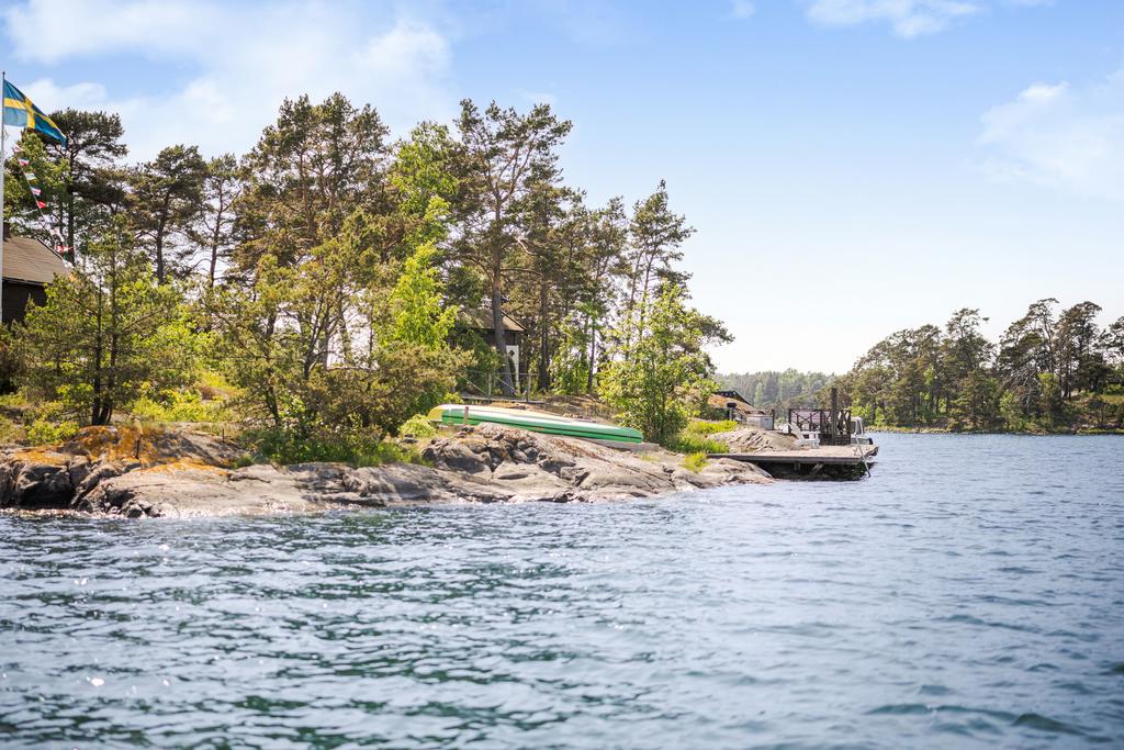 På bryggan finns en badstege för morgondoppet