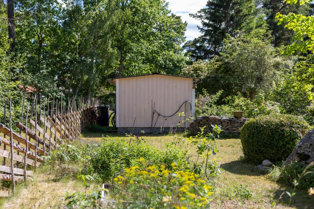 Garage och staket mot den andra tomten