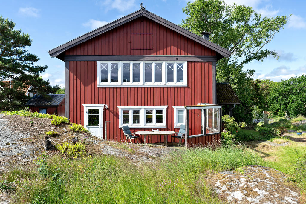 Vacker hus med omgivningar av de fina bergsklipporna och den vackra naturen.