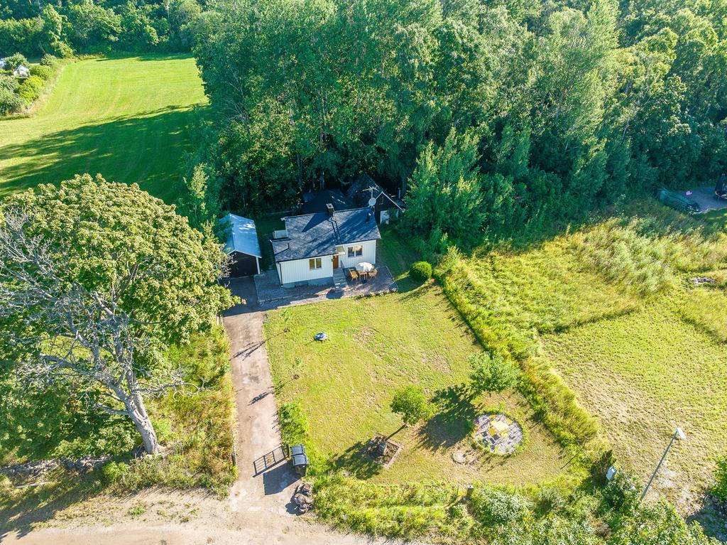 Villa med stort sovrum, stort trevligt vardagsrum 3 uteplatser, 1 gäststuga, 1 sovloft ovanför förrådsbyggnad samt garage