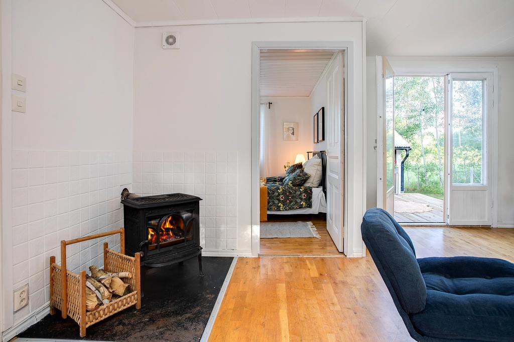Vardagsrum med eldningsbar kamin