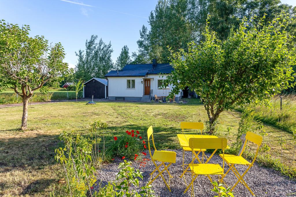 Uteplats två på framsidan av tomten