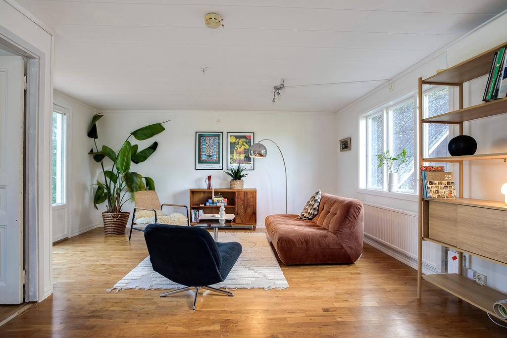 Stort härligt vardagsrum med utgång till insynsskyddad uteplats