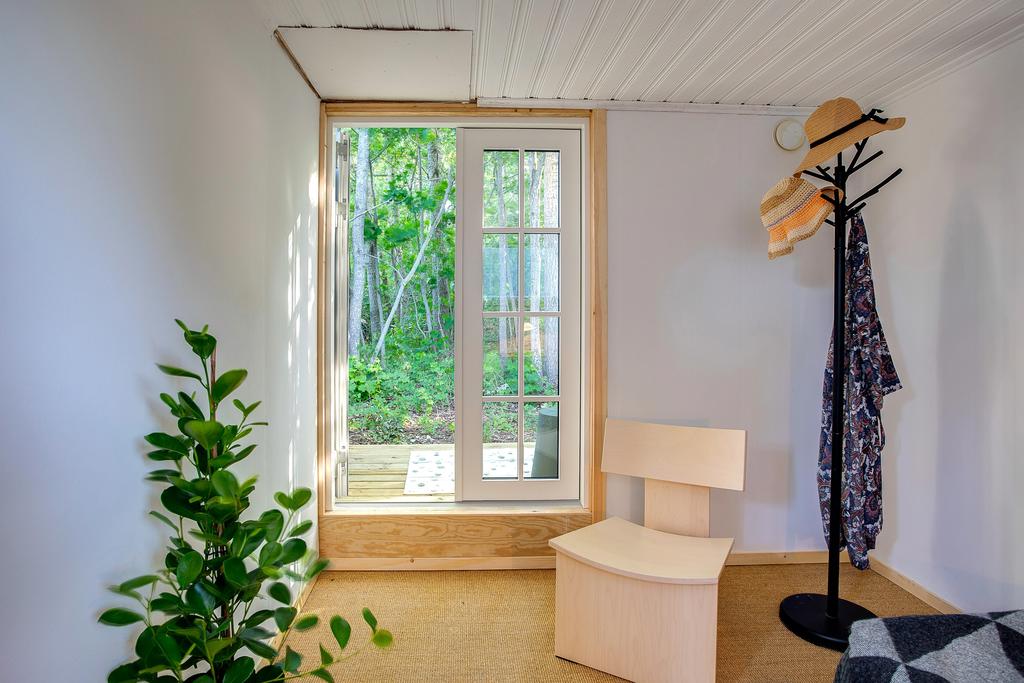 Utgång från gäststugan till egen terrass och utedusch