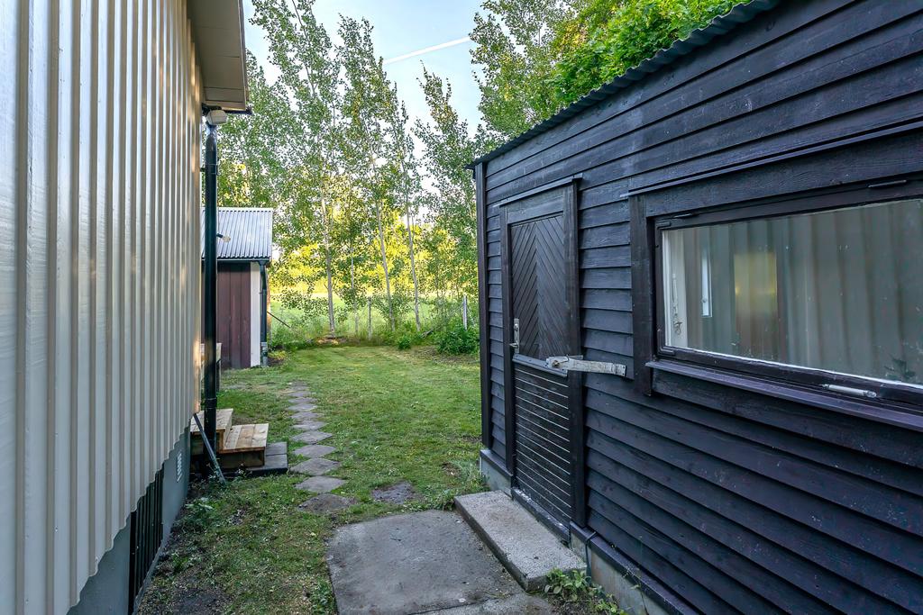Gäststuga med egen uppvärmning, varmvatten beredare, toalett och terrass