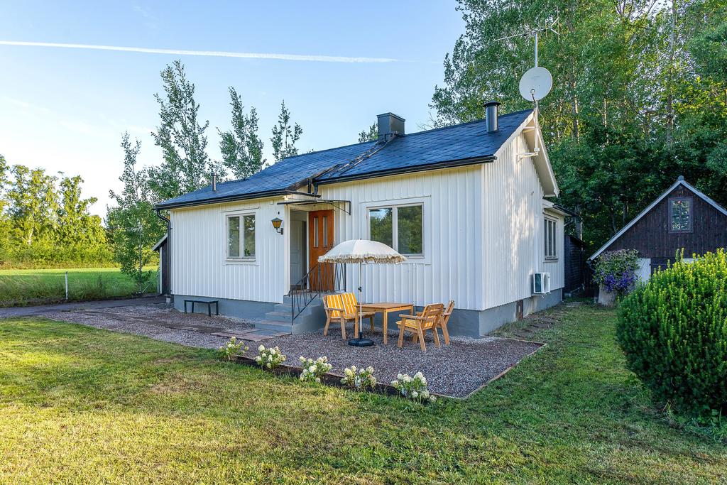 Vacker uteplats på framsidan av huset