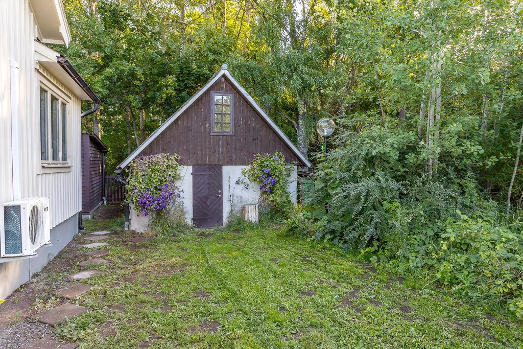Förrådsbyggnad med sovloft