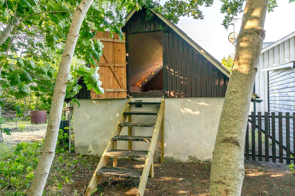 Sovloft ovanför förrådsbyggnad