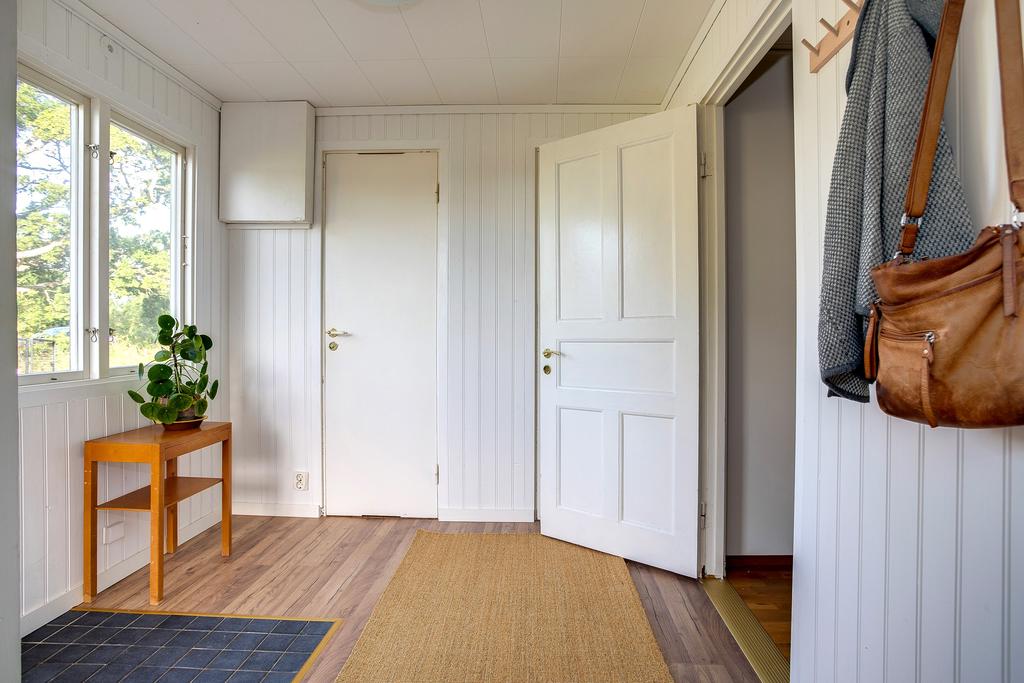 Hall med tillgång till fint renoverat badrum