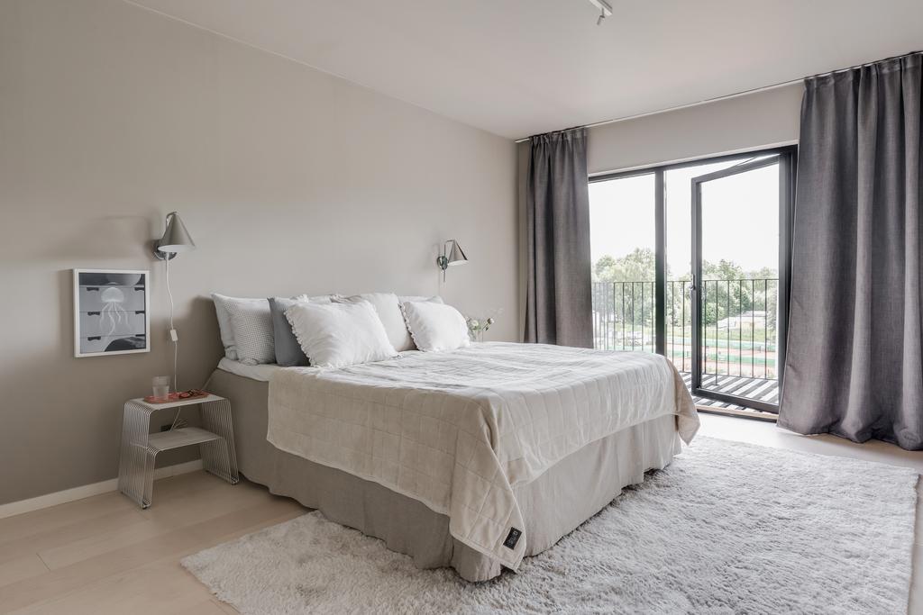 Master bedroom med utgång till balkong