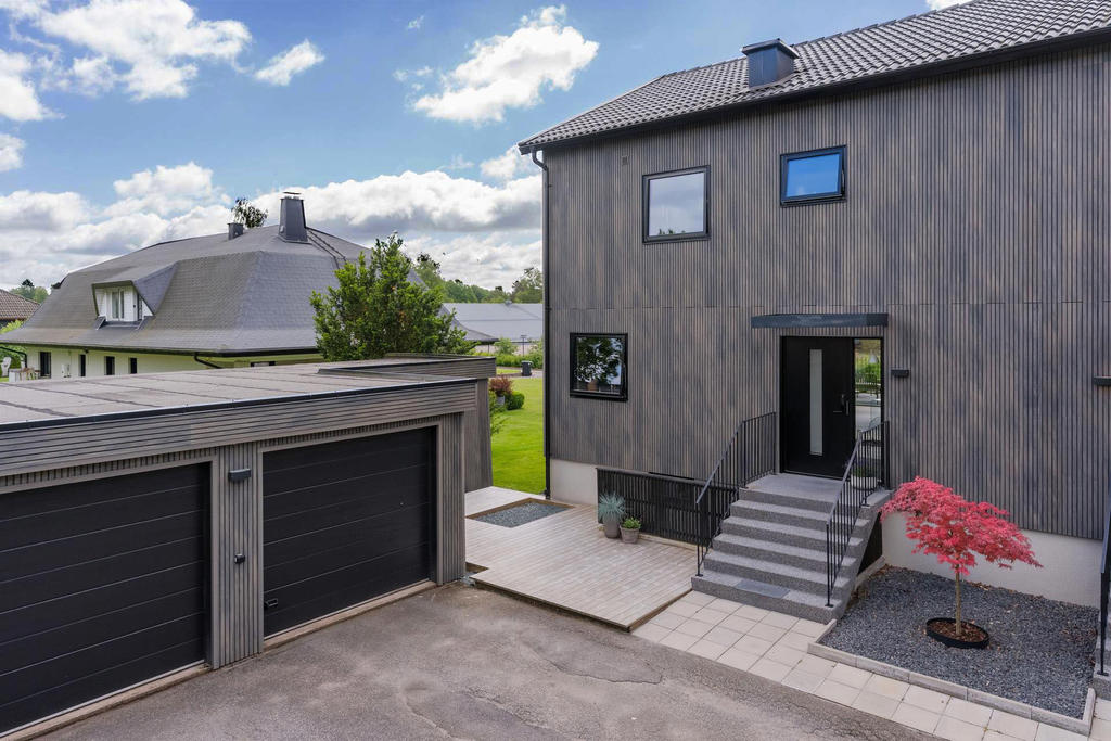 Entré med uppställningsplats för bil, garage och förråd