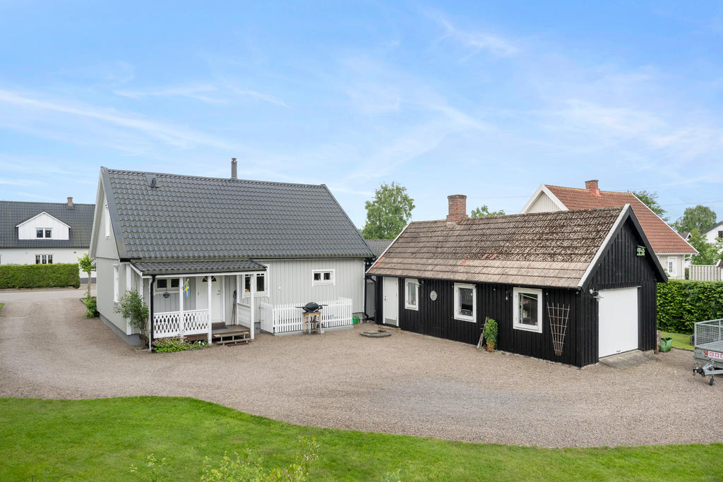 Trevlig innergård med garagedel