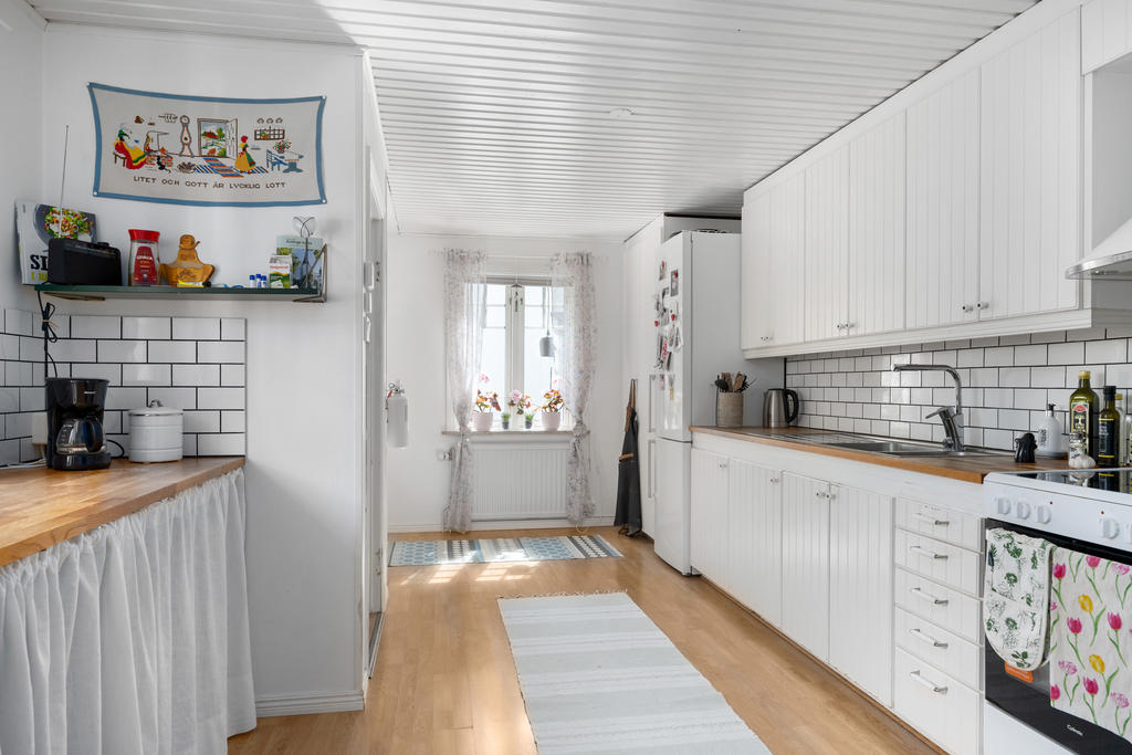 Kök i lantlig stil med träbänkskivor
