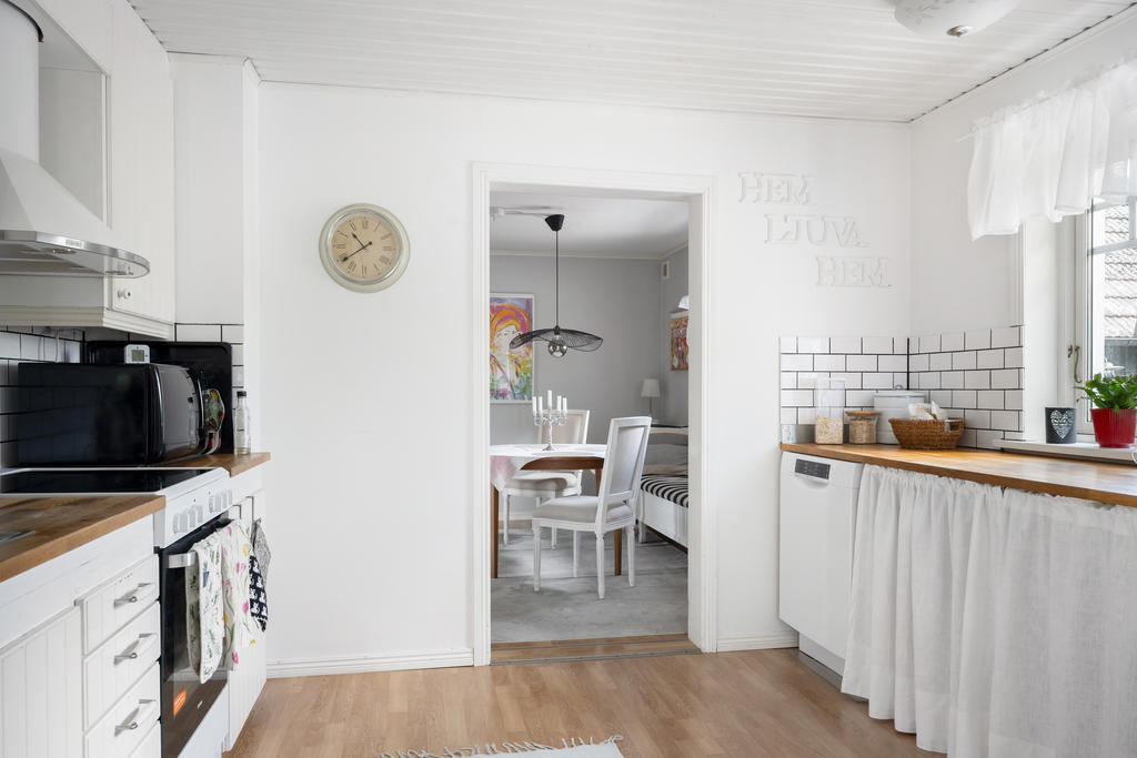 Kök med ingång till matplatsen