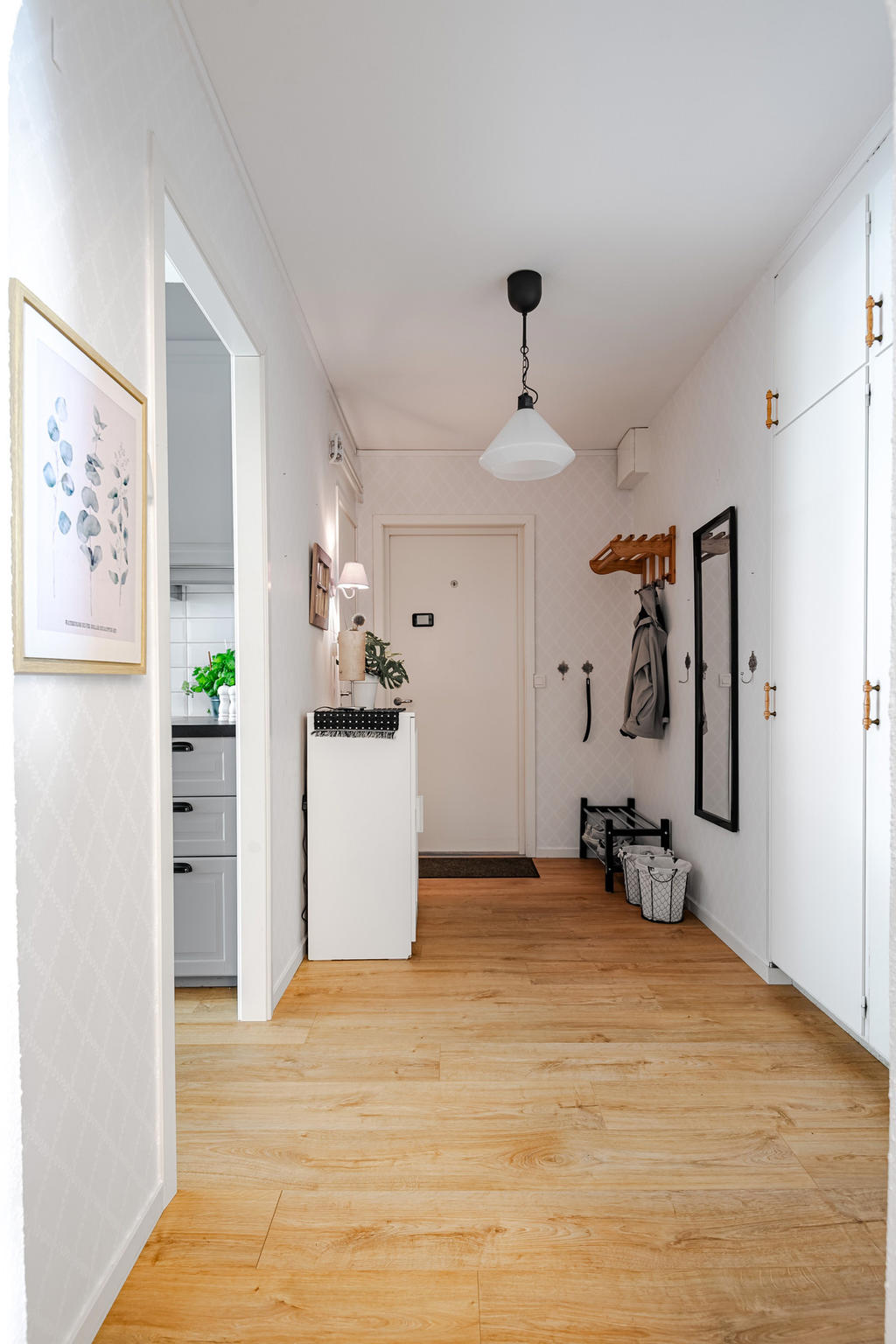 Hallen, här finns tre inbyggda garderober. 