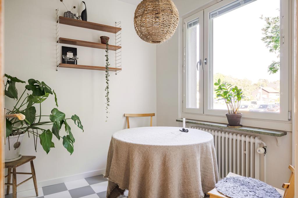 Fina matplatsen intill fönstret.