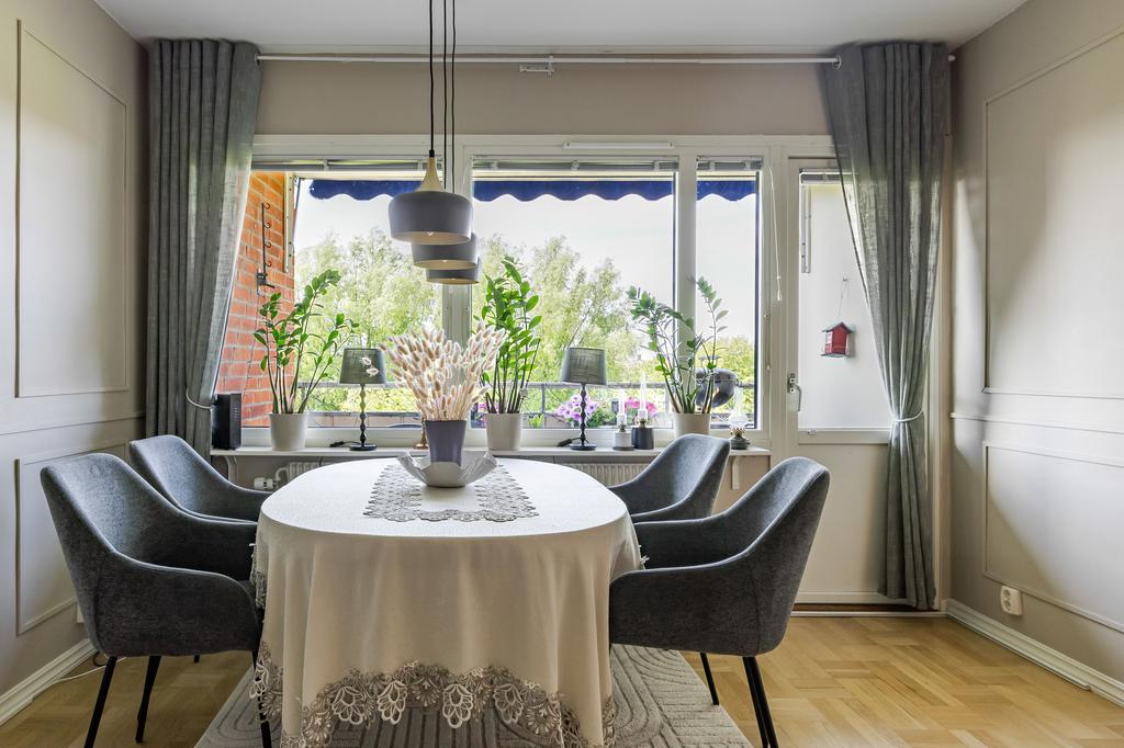 Plats för matgrupp vid fönster 