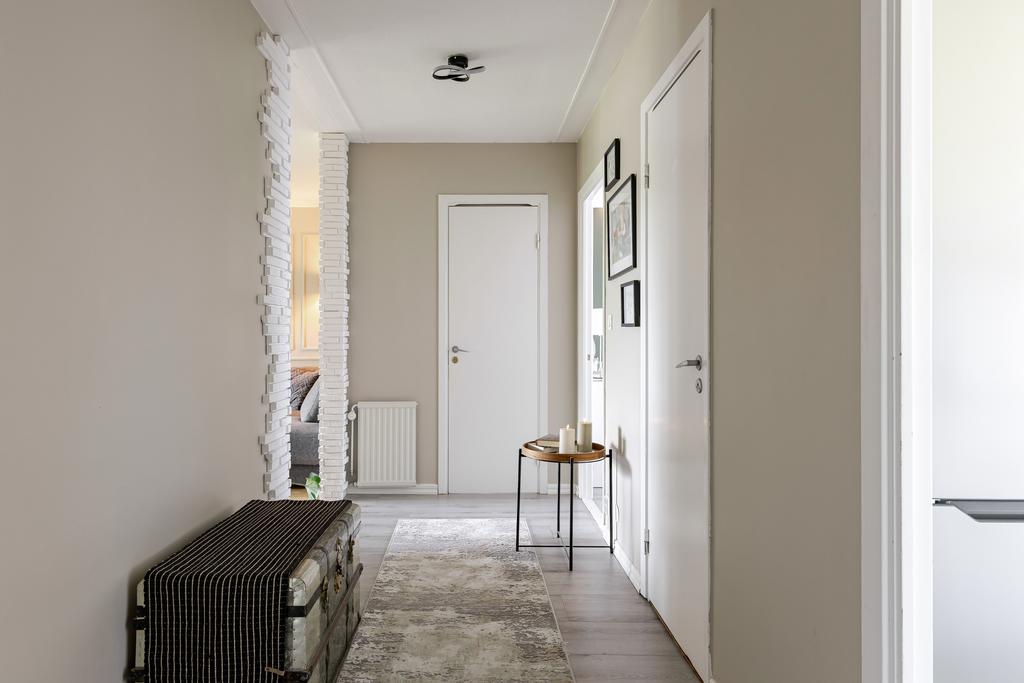 Hall med målade väggar
