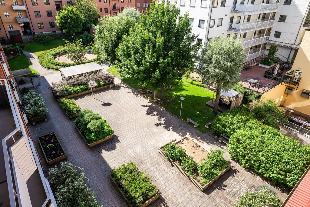 Utsikt över innergården vid entrén.