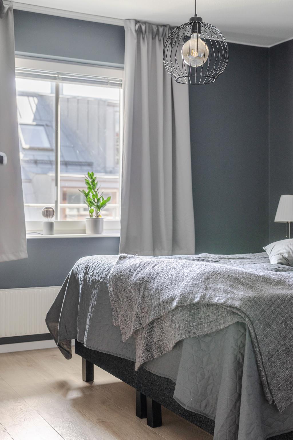 Fönster i sovrummet via balkongen