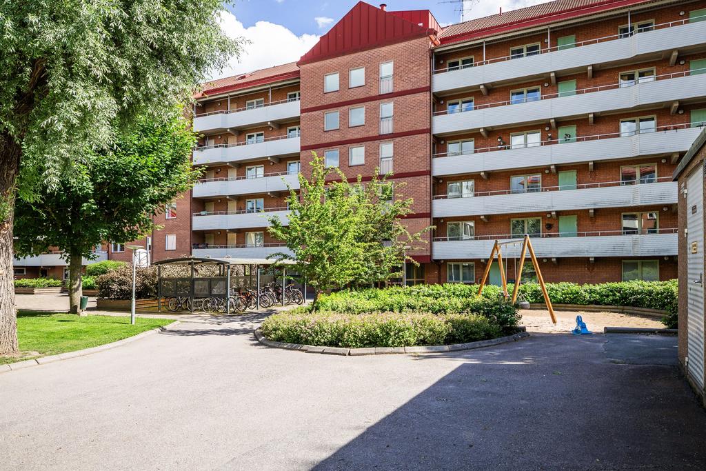 Innergård med cykelförvaring under tak