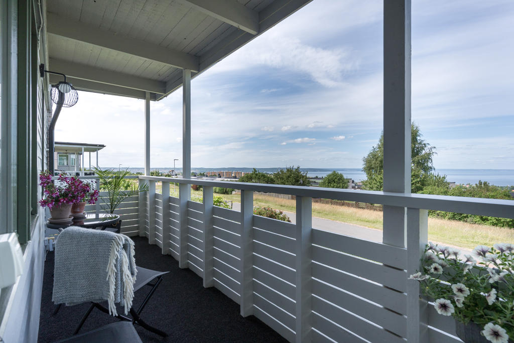 Balkong med underbar utsikt över Vättern