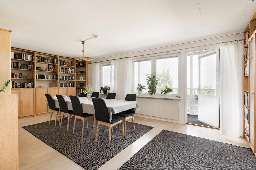 Vardagsrum med utgång till balkong mot Vättern