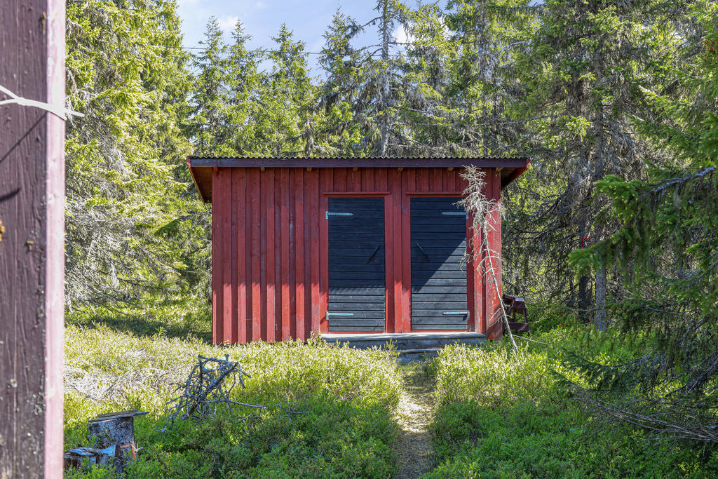 Förrådsbyggnad . utedass till höger