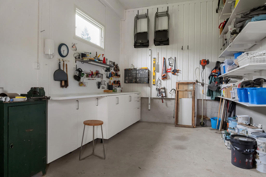 Verkstad med carport utanför!