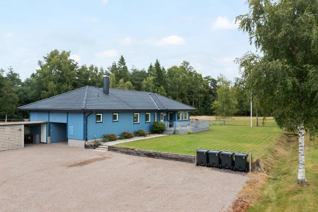 Stor parkering och carport