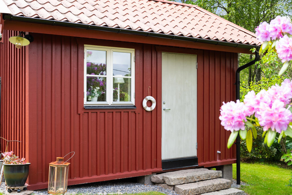På tomten finns ett charmigt gästhus som erbjuder en mysig och avskild plats för familj och vänner. Med sin klassiska röda fasad och sitt naturnära läge smälter byggnaden fint in i den lummiga trädgårdsmiljön. Perfekt som gästboende, hobbyrum eller en lugn plats för avkoppling under sommarhalvåret.