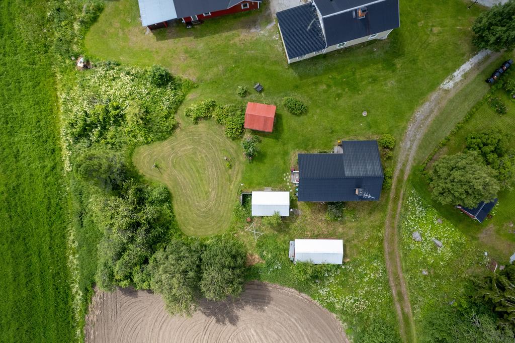 Fyra byggnader på fastigheten