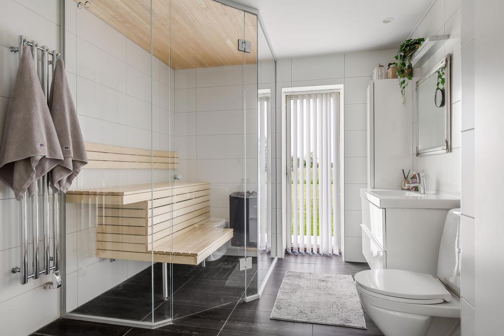 Badrum med bastu nedre plan