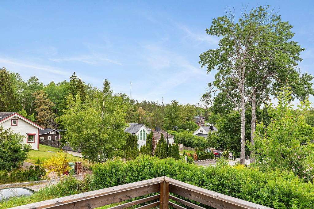 Vy mot omgivande fastigheter
