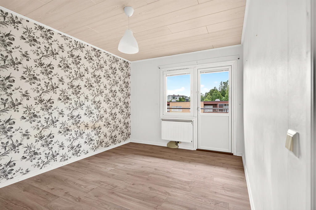 Sovrum 1 intill köket med utgång till balkong i söderläge