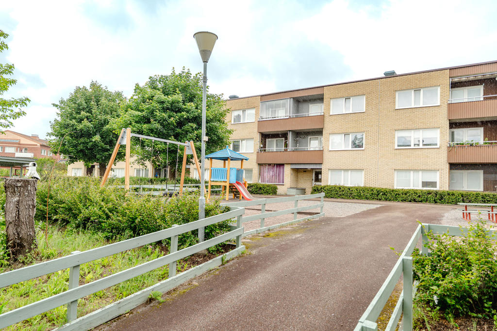Föreningens innergård med bland annat lekplats