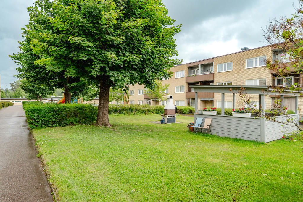 Föreningens innergård med bland annat grillplats och lekplats.