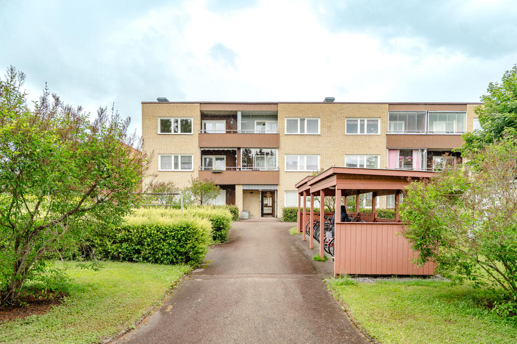 Föreningens innergård med bland annat cykelställ under tak