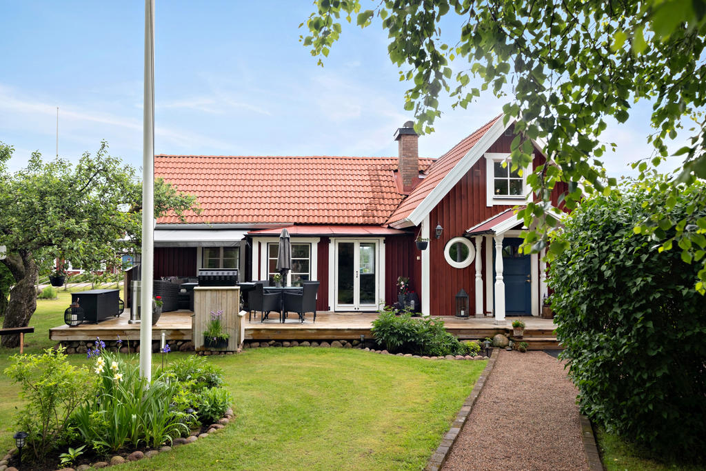 En riktig idyll med altan i soligt läge.