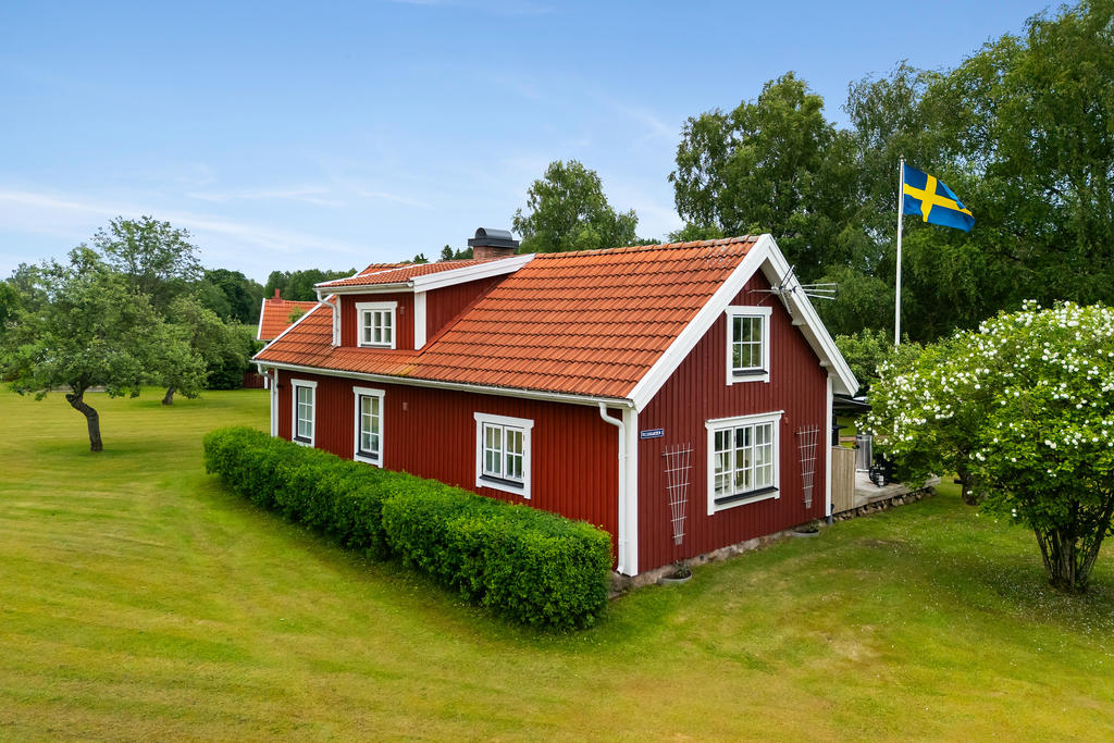 Bostaden har genomgått stora renoveringar genom åren.