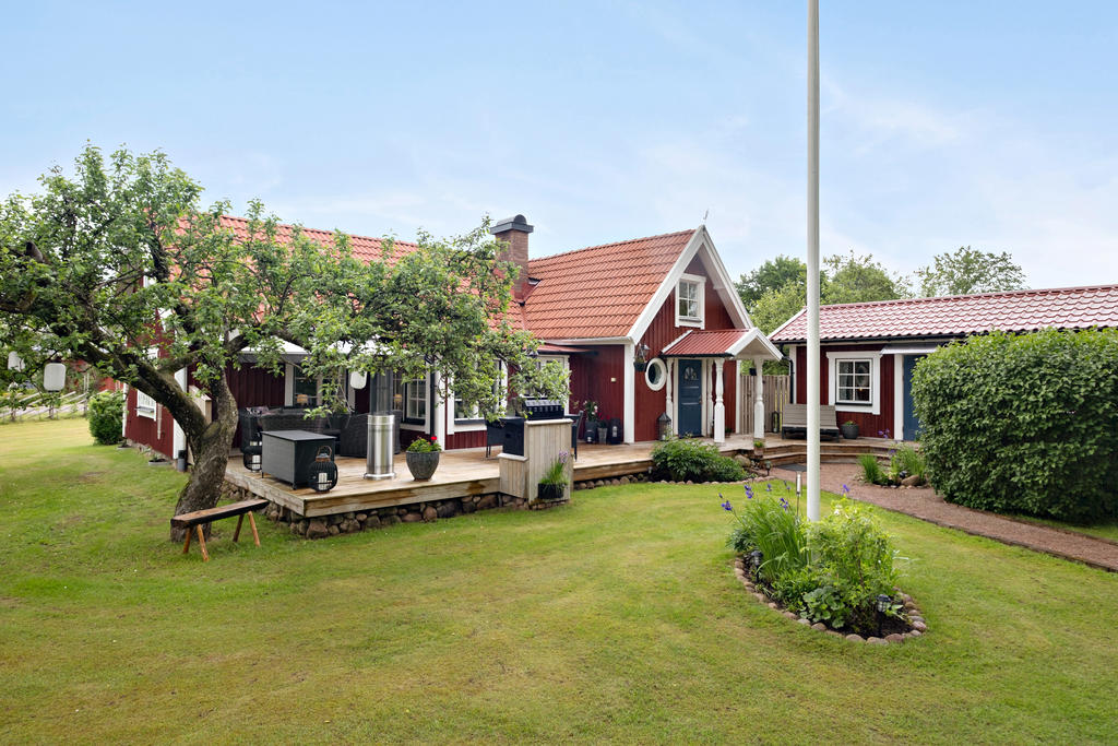 Altan delvis med stor markis