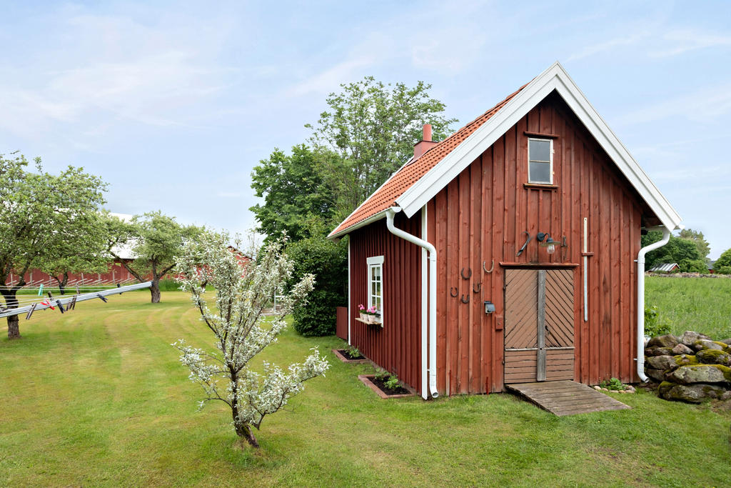 Ett gammalt bränneri med skorsten som idag används som förrådsbyggnad.