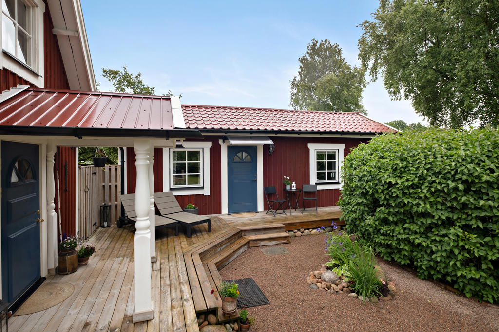 Huvudbyggnad samt spa-byggnaden.