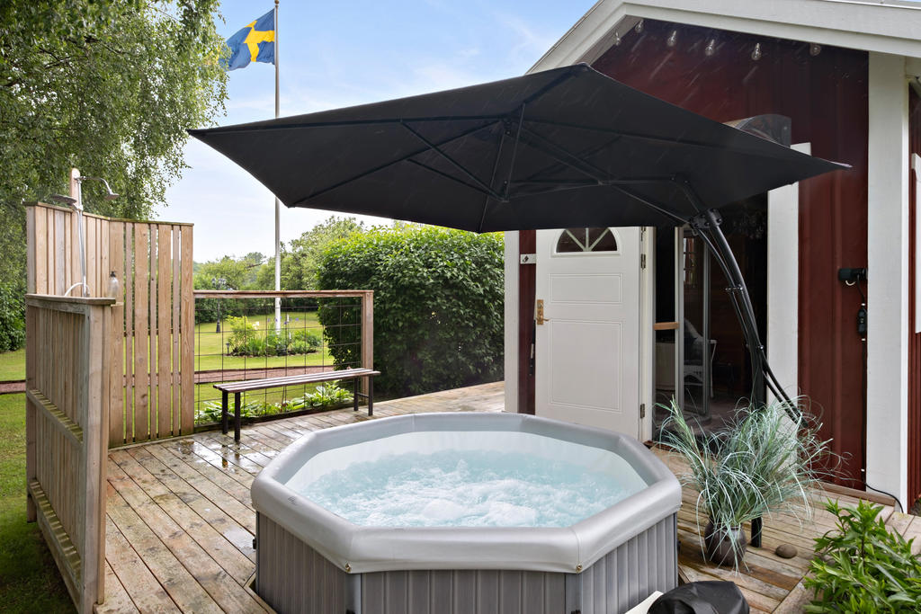 Utomhusjacuzzi och utedusch.
