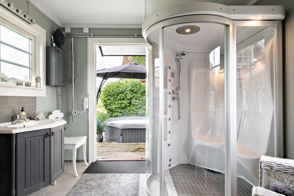 I direkt anslutning till spa-avdelningen finns det en utomhusjacuzzi samt en utedusch.